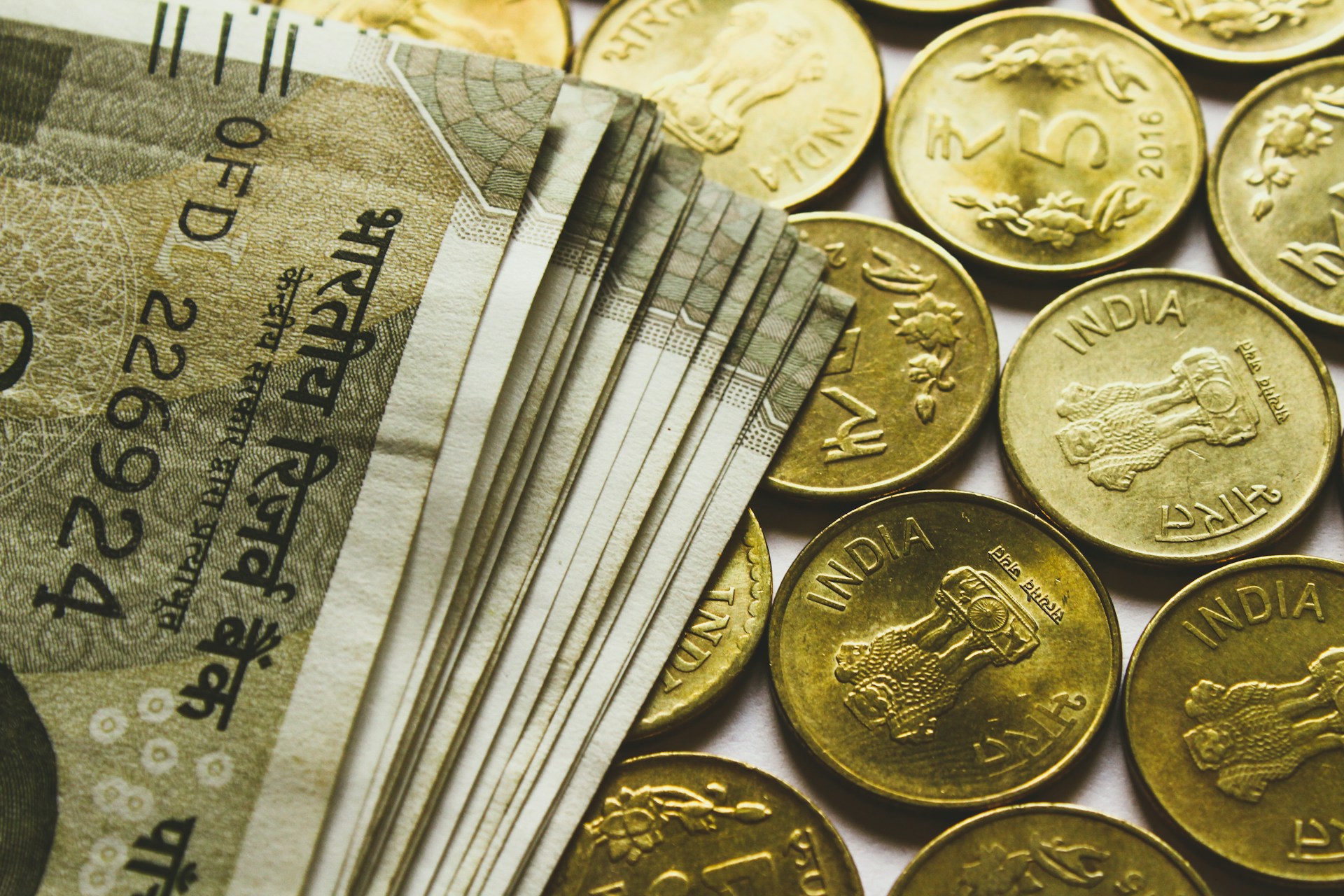 डॉलर मांग से कमजोर हुआ रुपया, 86.95 पर बंद